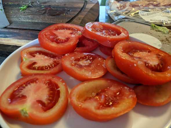 sliced tomatoes