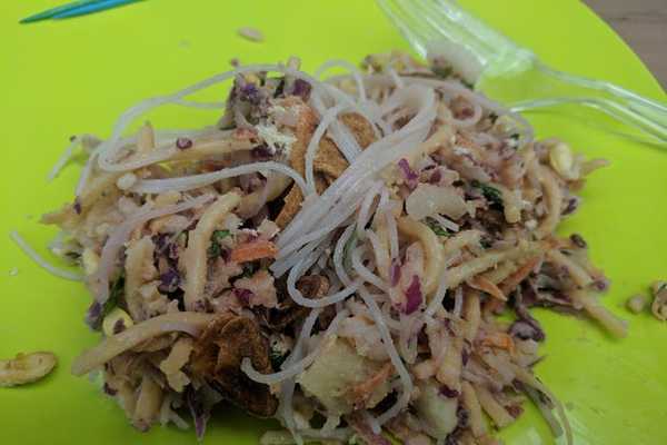 Kyaukswe thoke (Burmese mixed rainbow salad)